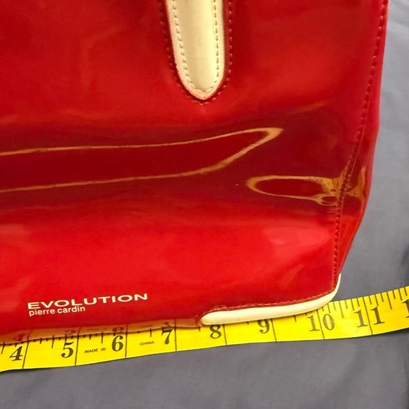 Red patent (charol) Pierre Cardin – Evolution evening handbag. - Picture 8 of 13
